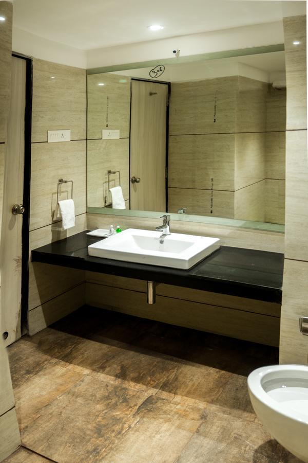 Hotel Atharva Удджайн Экстерьер фото